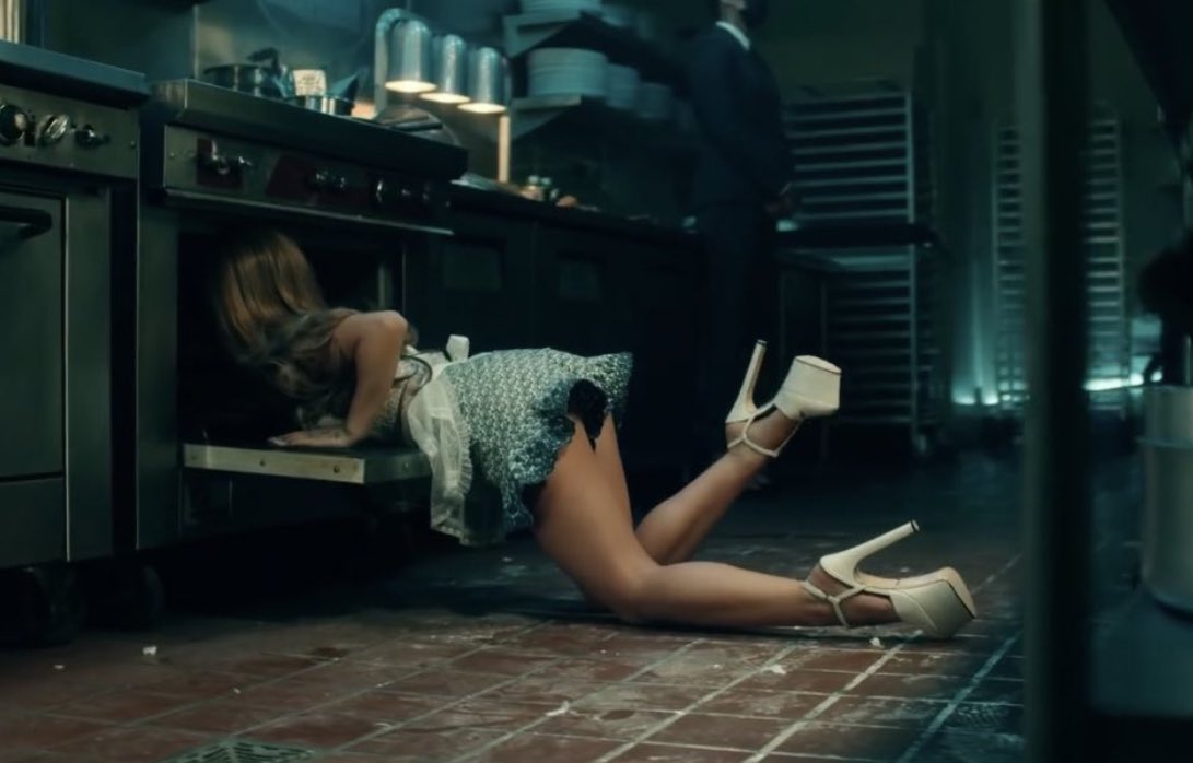 truechizz12's tweet photo. @ArianaGrande #POSITIONS 
what we see :                  what ariana see : https://t.co/U4H57WxoXO