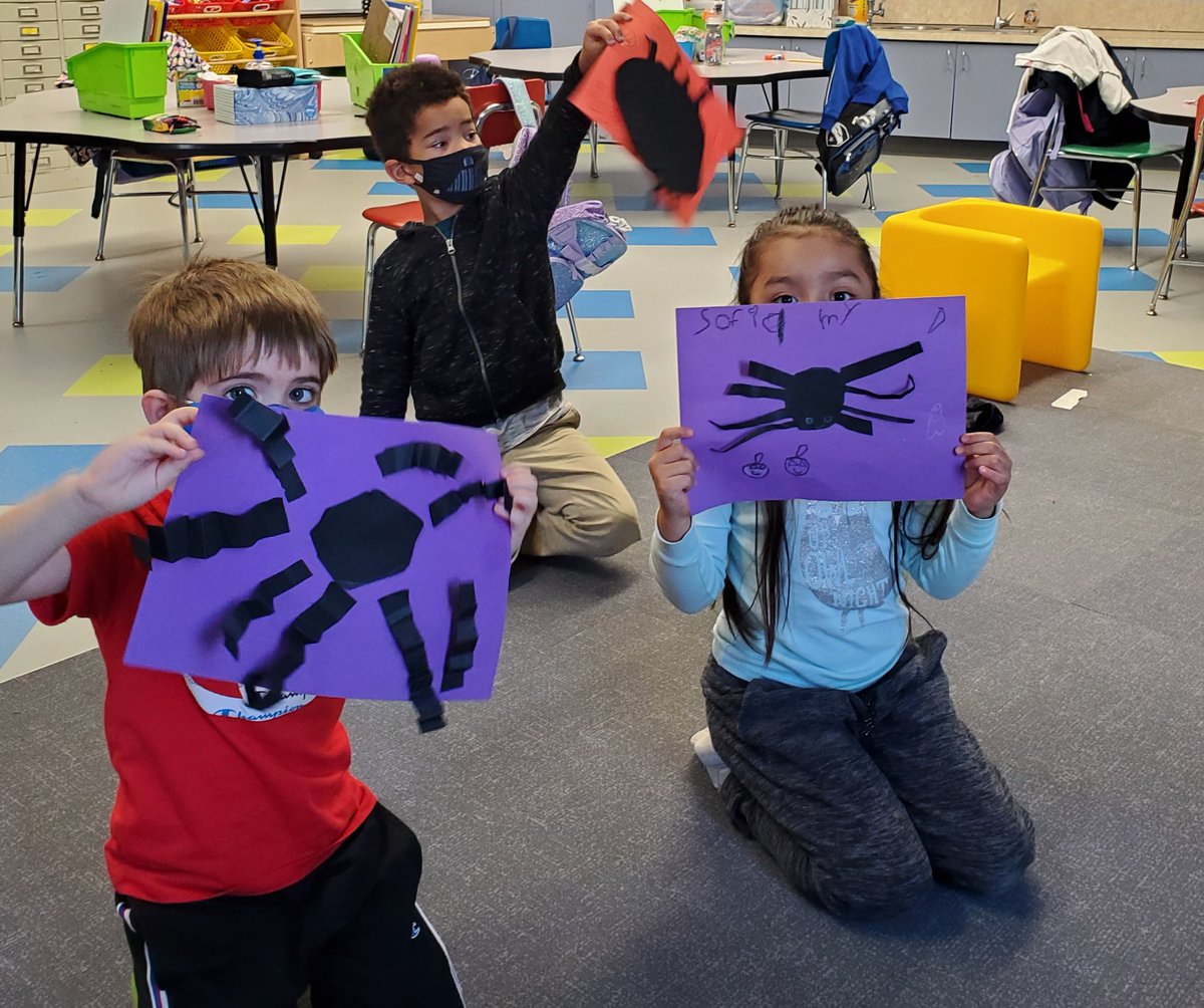 MrsKnightinK's tweet photo. 1 circle + 8 rectangles = A spooky or silly spider 🕷🕸🎃. Kinders having fun today with a Fall Friday craft 🧡🖤🧡🖤 @OneWattles https://t.co/eHP7eESzat