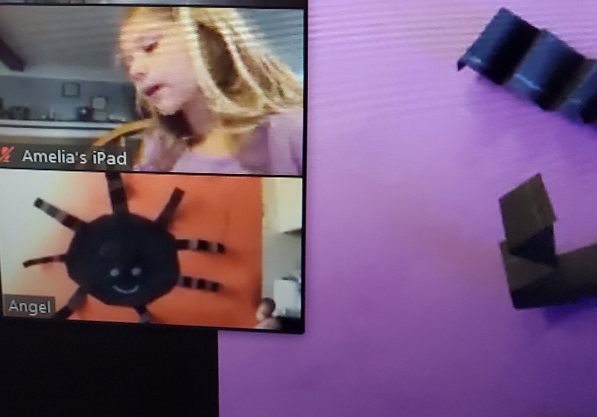 MrsKnightinK's tweet photo. 1 circle + 8 rectangles = A spooky or silly spider 🕷🕸🎃. Kinders having fun today with a Fall Friday craft 🧡🖤🧡🖤 @OneWattles https://t.co/eHP7eESzat