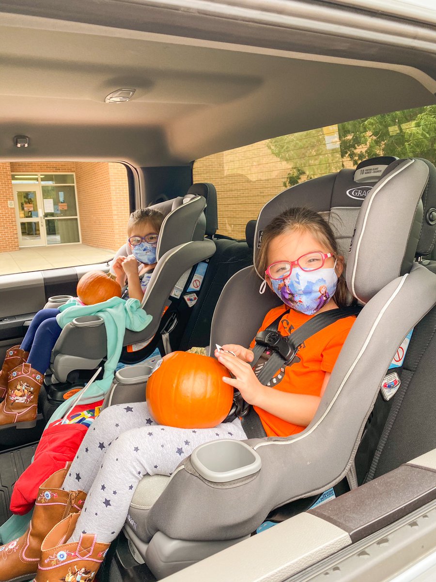 mrs_rossK's tweet photo. I have been looking forward to this day all week! I got to pass out pumpkins to my virtual kinders today! They were so excited! This isn’t our usual fall field to the @dallasarboretum but it’s the next best thing to me! @PinkElementary https://t.co/udtcrz8vW0