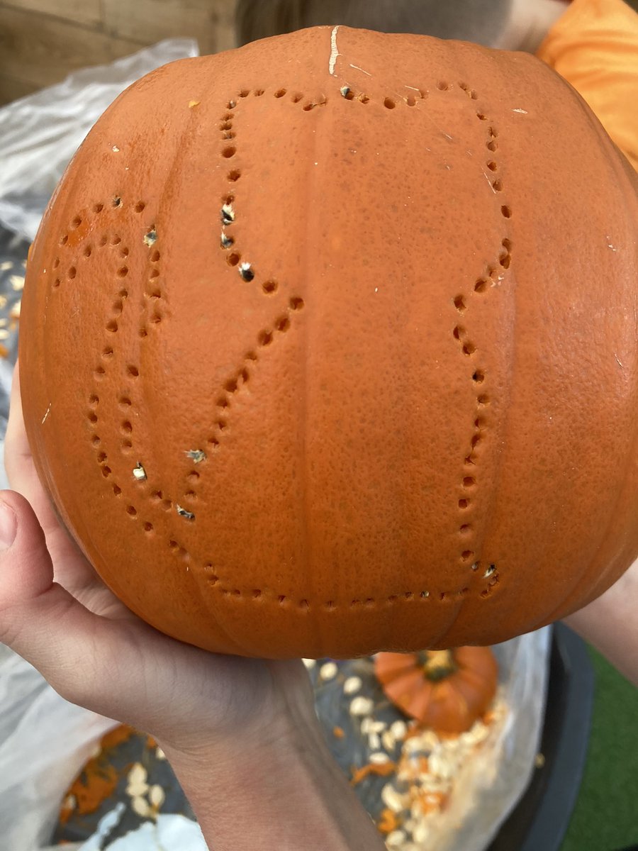 AppleTreeNch's tweet photo. We had so much fun carving pumpkins last night #Halloween https://t.co/xcdrI2T46t