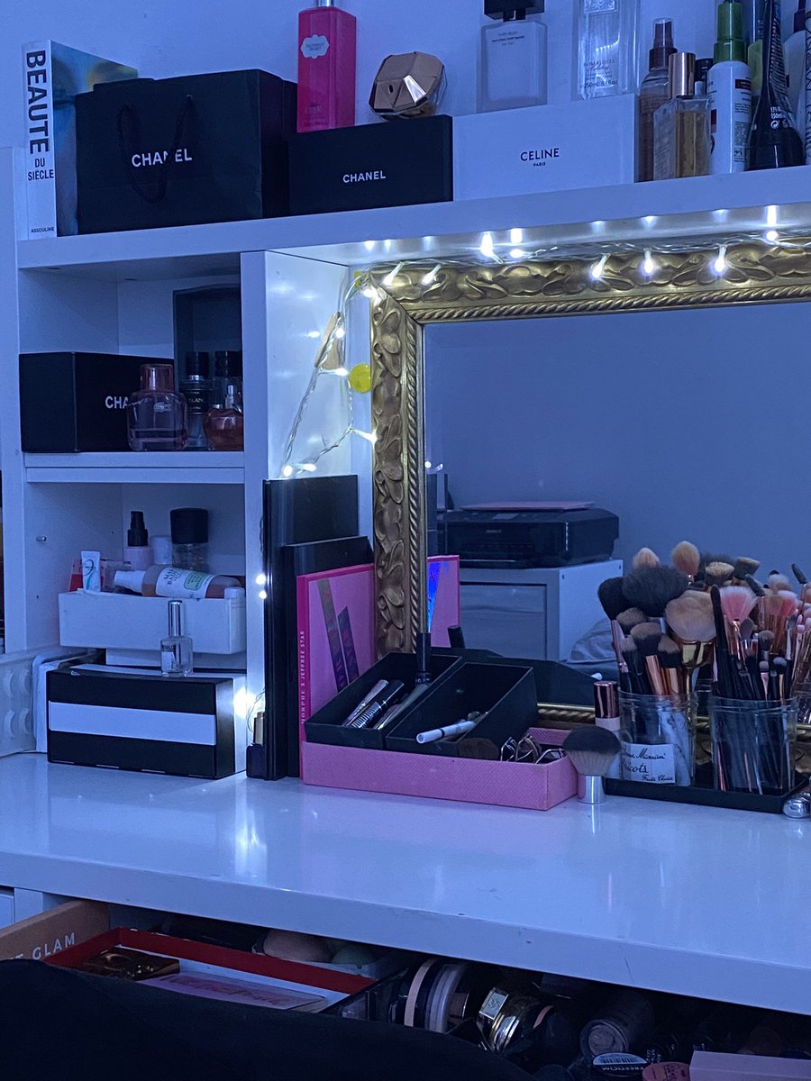 insz0's tweet photo. Je crois que j’aime bien le maquillage 👉🏼👈🏼 https://t.co/tahI3IcPFq