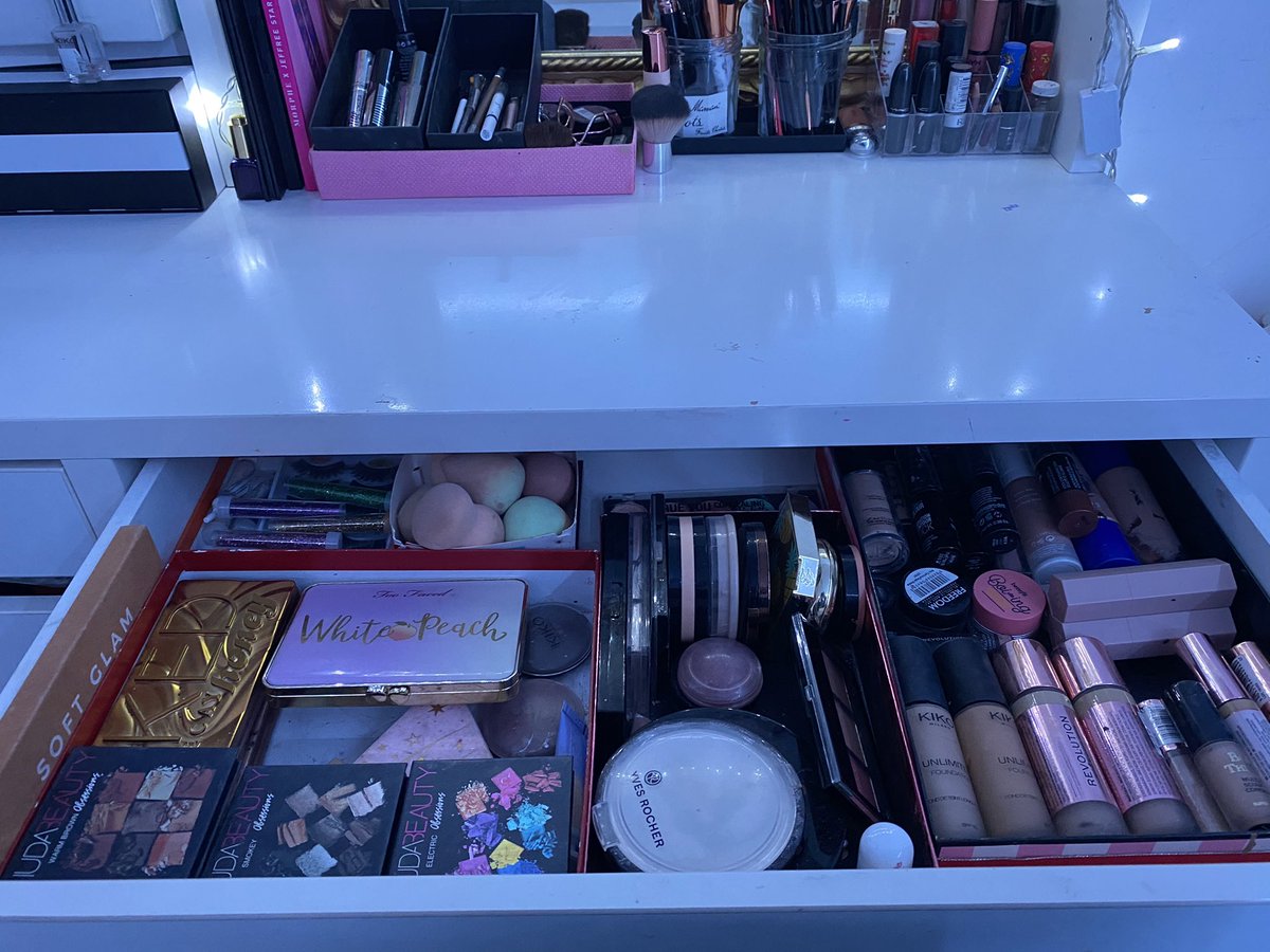 insz0's tweet photo. Je crois que j’aime bien le maquillage 👉🏼👈🏼 https://t.co/tahI3IcPFq