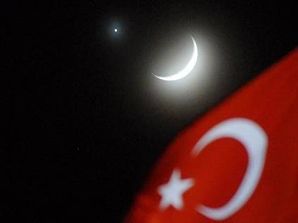 “İstediğiniz kadar dağlara haç koyun, gökyüzüne her baktığınızda hilâli göreceksiniz.”

Aliya İzzetbegoviç

#PeygamberimeHakareteDurDe 
#Fransa