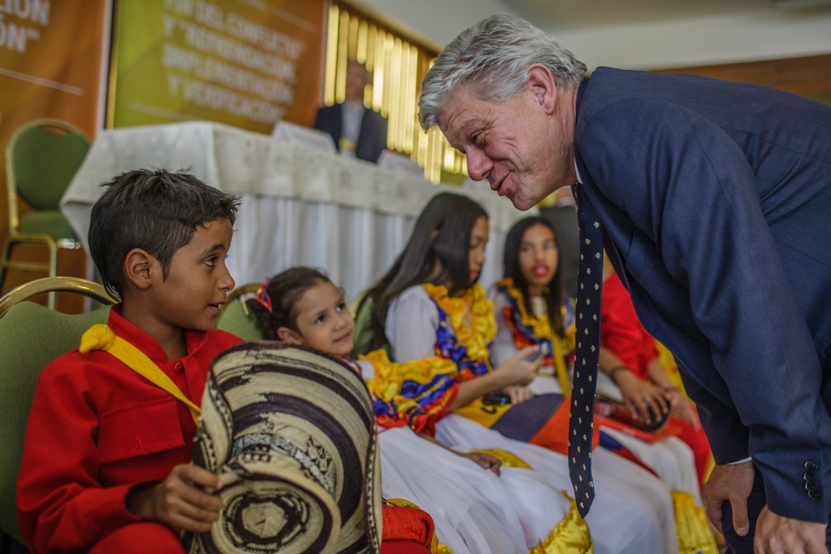 Former UNDP Resident Coordinator in Colombia Fabrizio Hochschild speaks with a young boy at a national forum on peace organized by the Universidad Nacional de Colombia and the United Nations, February 2016. Photo by Federico Rios/UNDP