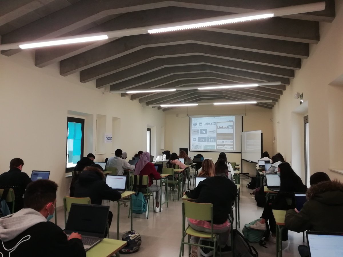 Amb el <a href="/insbrugulat/">Institut Brugulat</a> en obres, el grup de 2n del cfgm de gestió administrativa rep classe a les aules del Consell Comarcal de Can Puig de la Bellacasa. Gràcies al <a href="/CCPlaEstany/">CC Pla de l'Estany</a> per fer-ho possible! 🏗️ #enconstrucció #mudances #noubrugulat #enobres