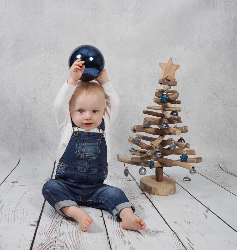 End 2020 on a fun note ... Special offers on for Nov/Dec shoots - call us on 01457 878689 for more info.  #baby #family #photoshoot #photos 
shyvioletphotography.co.uk