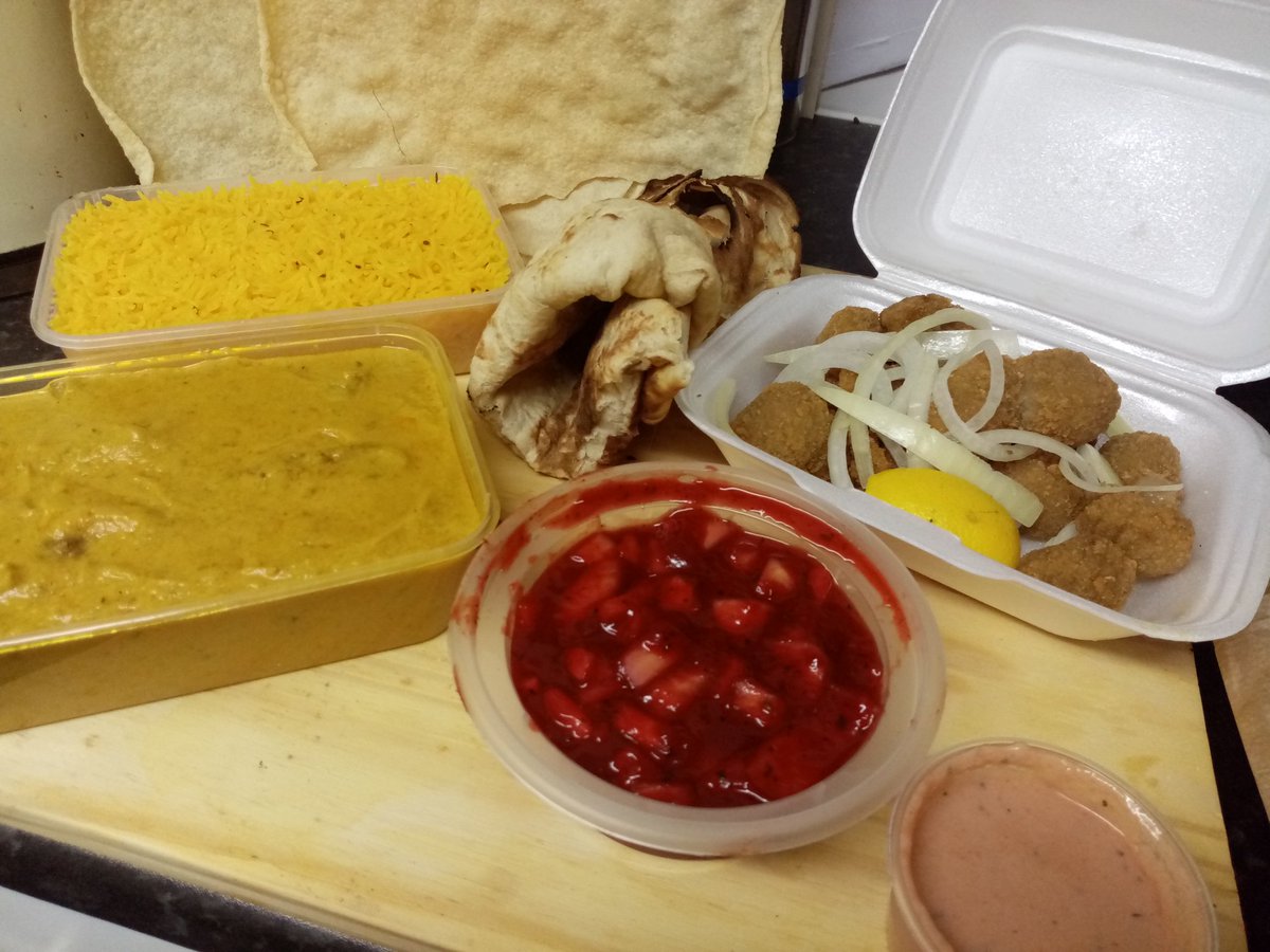 billyt501's tweet photo. Home delivery... Nom nom... 😋
#lambcurry #pilaurice #breadedgarlicmushrooms #nanbread #spicedonions #poppadums.. All for 14.95.. Kerching... https://t.co/EWGCK3zwQa