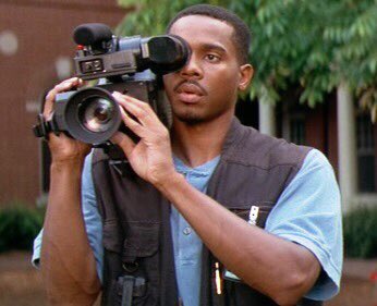 This next character was scripted to die. However, once the script was leaked on the internet, director  @wescraven changed his fate. Duane Martin as Joel Jones from  #Scream2. Once the dead bodies started piling up  #DuaneMartin bounced and didn’t return until the film was over.