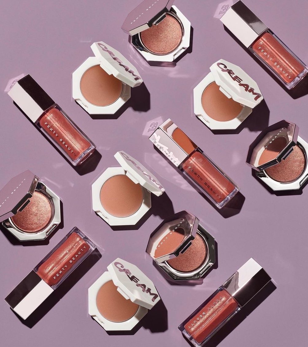 fentybeauty's tweet photo. We’re comin thru, slinging #HOLODAZE stocking stuffers!🎄
✨Get #GLOSSBOMB, a mini #DIAMONDBOMB + #CHEEKSOUT Cream Blush all in the shade ‘FENTY GLOW’ in our #FENTYGLOW Trio!
✨Our Full Snap Eyeshadow + Mini #FULLFRONTALMASCARA has a new #SNAPSHADOWS palette with 6 🆕 shades! https://t.co/q2cl1BJJaU