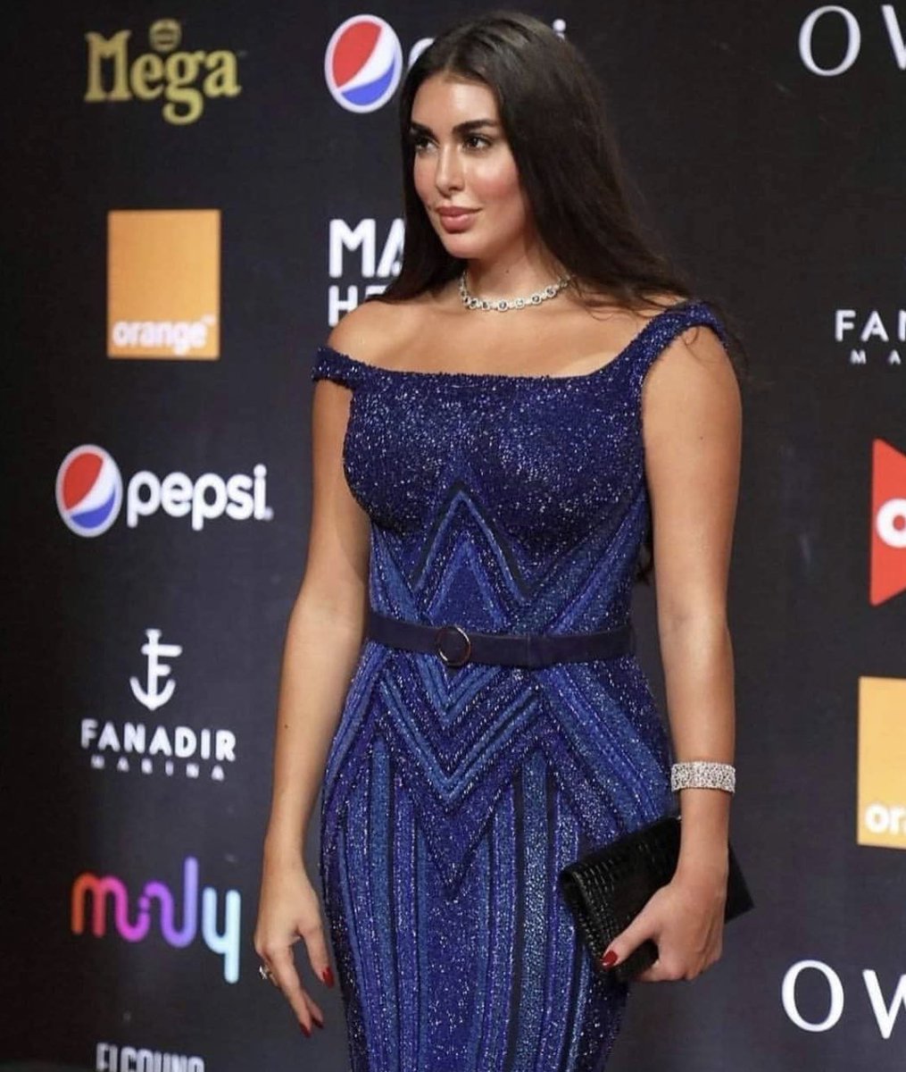 WejdanalmalkiF's tweet photo. ياسمين صبري 💙
الفستان جميل واللون جداً رائع على بشرتها ، حتى الخطوط الهندسية في النص تكسر من عرض المنطقة وتبين الجسم أنحف ، لكن غلطها كان في منطقة الكتف ، الأكتاف النازلة Off shoulder تعرض الأكتاف بشكل كبير وهي عندها عريضة أصلاً عشان كذا ماناسبها https://t.co/kmFA8LHFbM