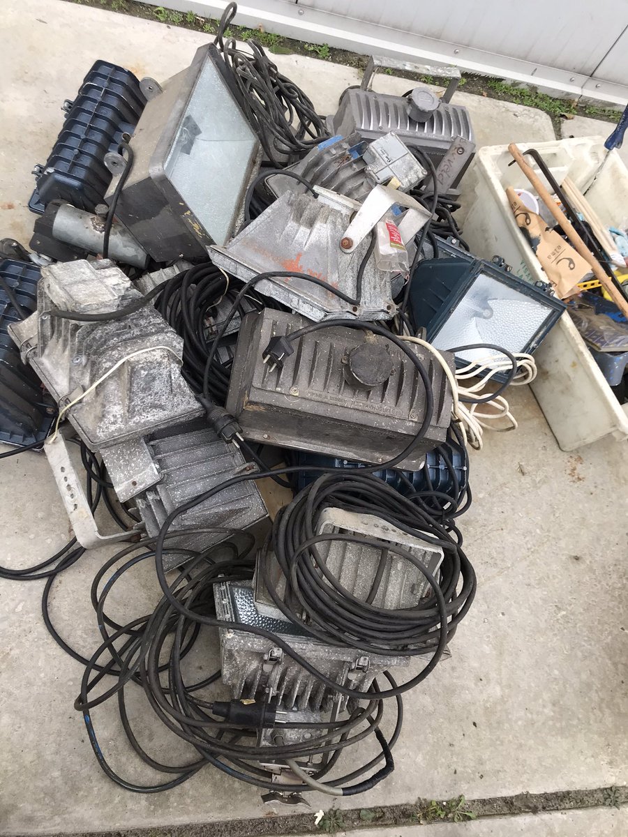 Ook wij bij de IJsclub werken mee aan duurzaamheid, alle oude halogeen bouwlampen maken plaats voor nieuwe led-lampen!      💡 💡 💡#Terschelling  #duurzaamheid