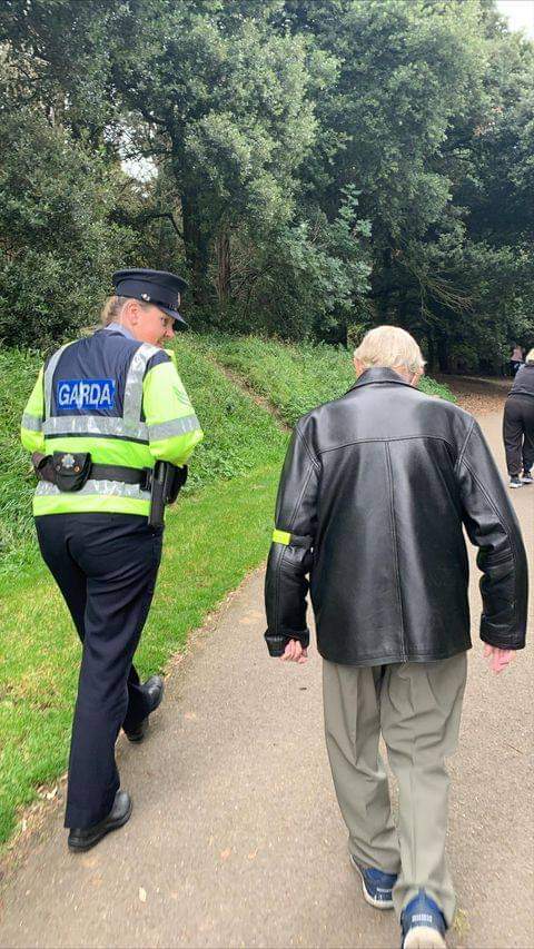 gardainfo's tweet photo. Michael Connolly, aged 87, walked 100kms around St Annes Park, Raheny in recent weeks to raise money for Cancer Research, after his daughter was diagnosed with Cancer. An GS joined him today, 23rd October and his family on the final lap of his journey.

Congrats Michael 🥳🎉👏 https://t.co/oaJ2UhiJW7