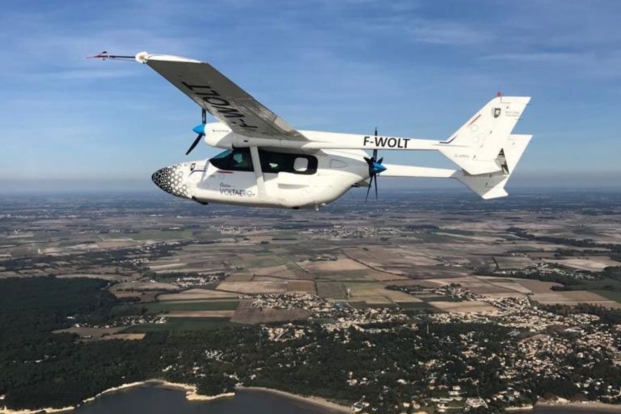 CAEstaca's tweet photo. ✈️  Vendredi Actu ✈️ 

PREMIER VOL POUR CASSIO 1

Mercredi, Cassio 1, construit par VoltAero, a fait son premier vol de démonstration aux côtés de son cousin thermique. https://t.co/VmdNmuLIO0