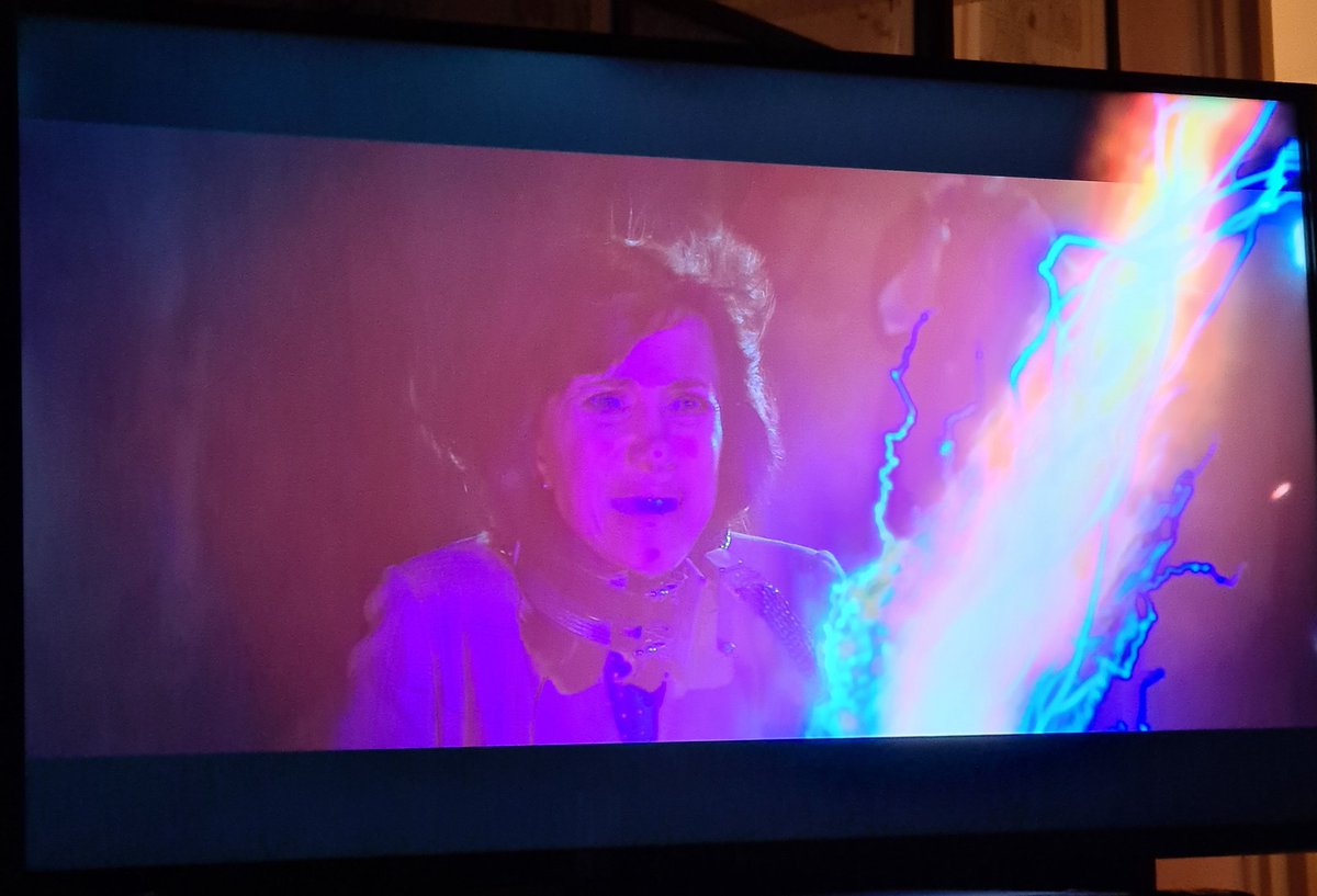 Hope the lasers aren't going to be shooting out the frame the entire film (was this a 3D film? Is this an artefact of that?). First time it was an amusing coming at you gag, but it's already distracting in the first scene.