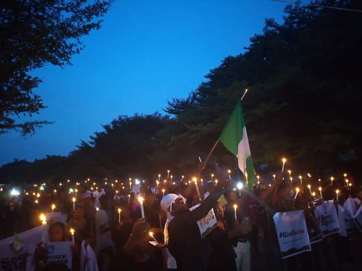 CollinsUma's tweet photo. Benue mourns with Lekki, Port Harcourt, Kano, Aba, Enugu, Benin, Ogbomosho, Abuja, Surulere, Jos, Kaduna, Zaria, Uyo...
We lit candles this evening for every fallen hero. 
#LekkiMassacre
#EndSARS
#BenueProtest https://t.co/cj2oTiZOPv
