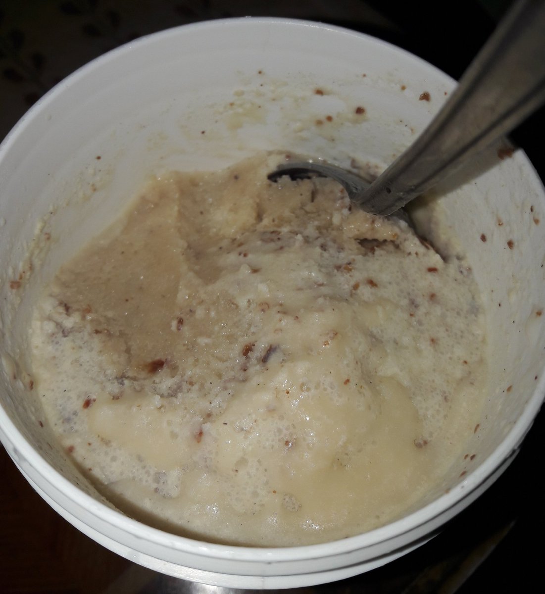 PepitaMontero's tweet photo. #Posicles
#HeladoCasero
Mรญ favorito, ideal para tarde de viernes como hoy! Leche fresca hervida, canela en polvo, vainilla, azรบcar, arroz cocido, pan dulce duro, 2 oz de ron, mezclar, licuar... congelar mรญnimo 8 hrs, disfrutar! https://t.co/JexKjZhnOL