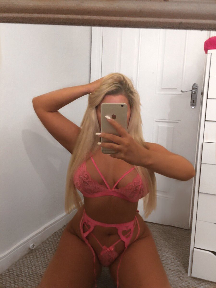 LEXI_LOUX_'s tweet photo. Talking to my subs for the rest of the night... come and chat 😘 50% off sale right now... brand new content uploaded right now 💋💖 #OnlyFans #onlyfansnewby #onlyfanspromotion #sfs #paypig #findom #BDSM #payme #walletrape #blondebabe #bigass #WAP https://t.co/ULJwsh1XVX