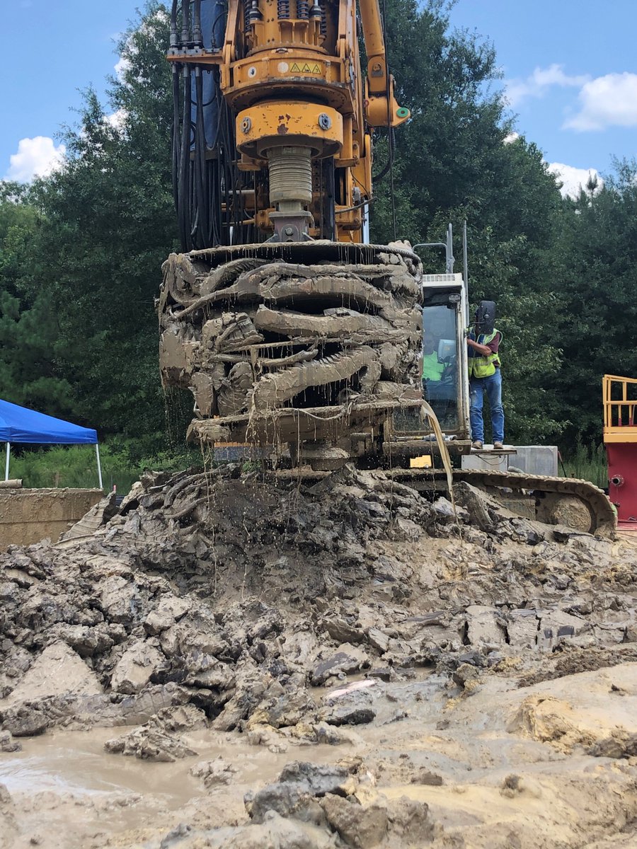 EquipCorp's tweet photo. Hayes Drilling is finding the BAUER BG 24 and BAUER MAT Desanding Plant to be a match made in Heaven on this large diameter drilling project in Mississippi. #BAUER #BAUERMAT https://t.co/zgDkFOrgzg
