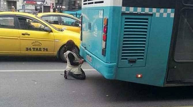 Arabanın egzozundan ısınmaya çalışan çocuklar var bu ülkede Nihat. #nihathatipoğlu