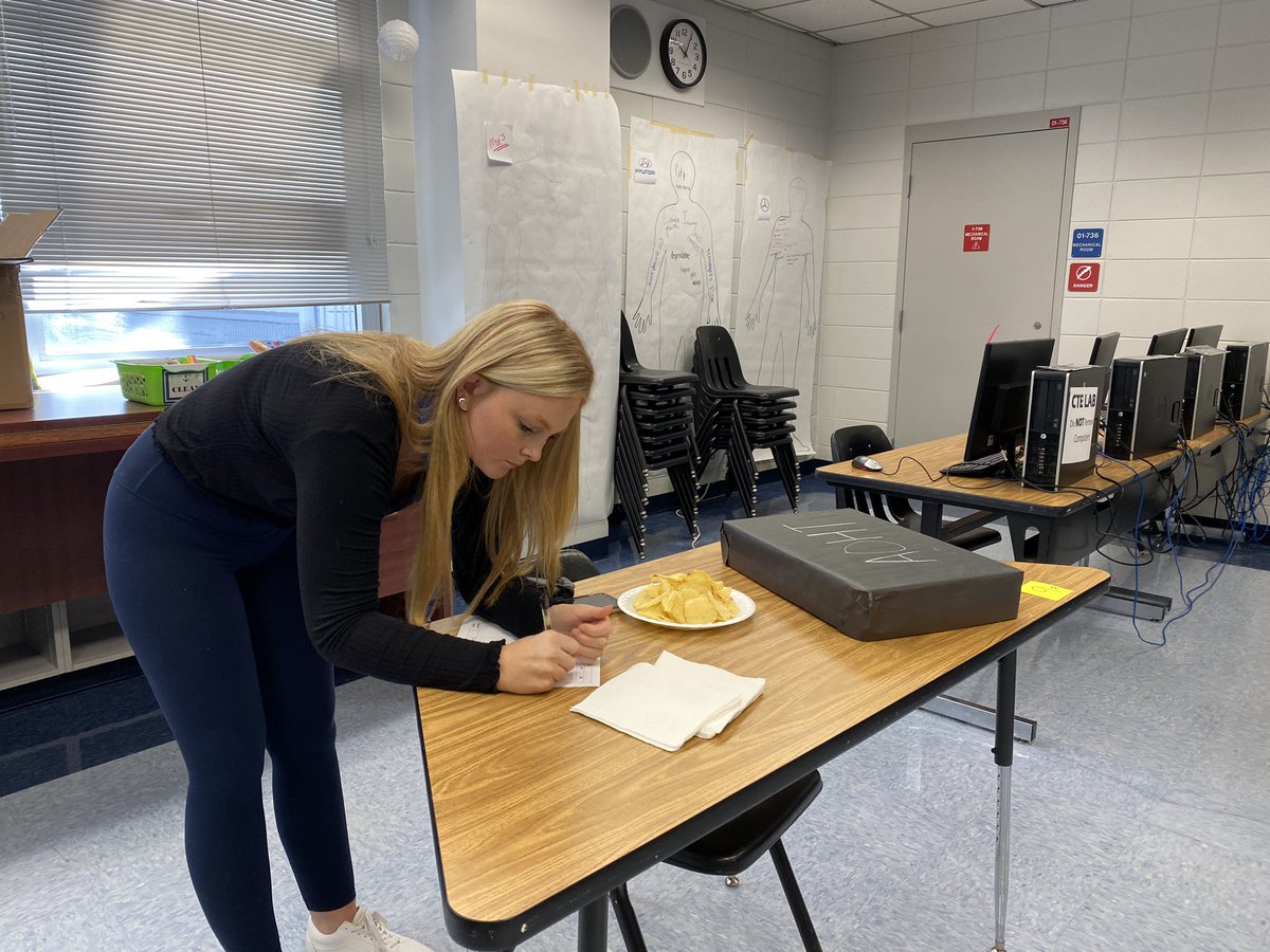 BCHS_AOHT's tweet photo. Product Investigation today in Marketing class. How well do they know the potato chip brands?
#bchsmarketing #2020
@BarronCollier @CCPS_NAF https://t.co/lEI5oNeTxG