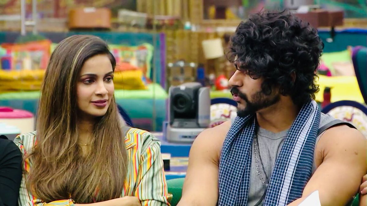 Balaji_Fanclub's tweet photo. This is one of the bond that naturally grew in BB house 🥺❤️. I went awww when Sam was applying oil on Bala's head 🥺❤️. #BalajiMurugaDoss #Balaji
#BiggBossTamil4 https://t.co/Wrhvh53ASA