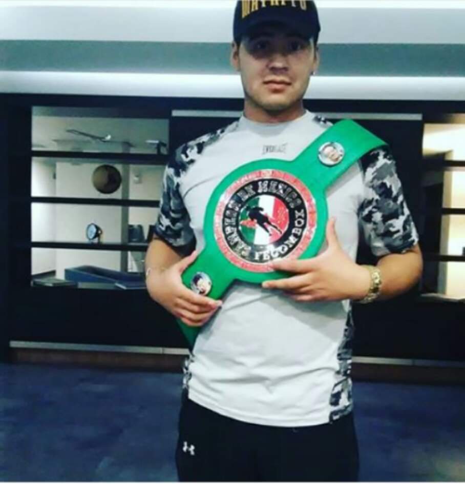 CAMPEONRM's tweet photo. @ErnestoAmador @Fecombox @fecomboxmexico @YouTube @NPJBoxeo @TkoWbc Felicidades al nuevo presidente de la #Fecombox @freeindep mi cinto de campeón .................... esperemos pronto pelear en Tijuana https://t.co/0283Kye06o
