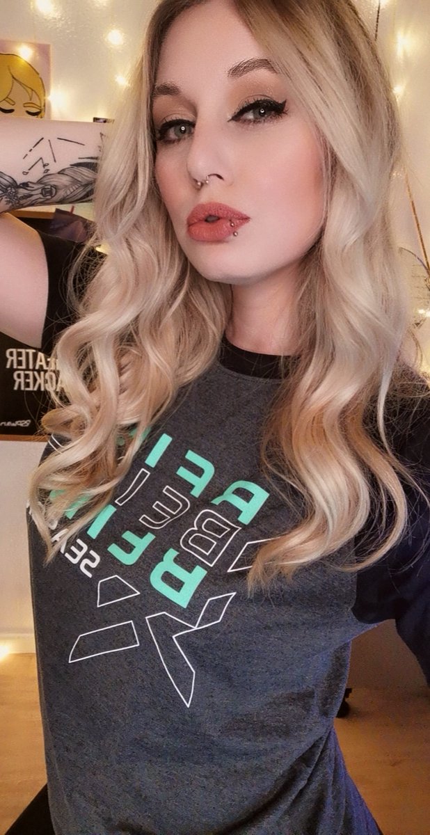 New Lieblings Shirt inc. <a href="/BeingEsports/">Being Esports</a> ?👀
Hätte ich vorher gewusst, was für ne mega Quali die Sachen haben, hätte ich wohl noch mehr bestellt 😄

Auf Instagram findet ihr den kompl. Post: instagram.com/p/CGsuOViASDw/

Und es lohnt definitiv bei <a href="/unmacclothing/">unmac-clothing</a> vorbeizuschauen!

*WRBNG