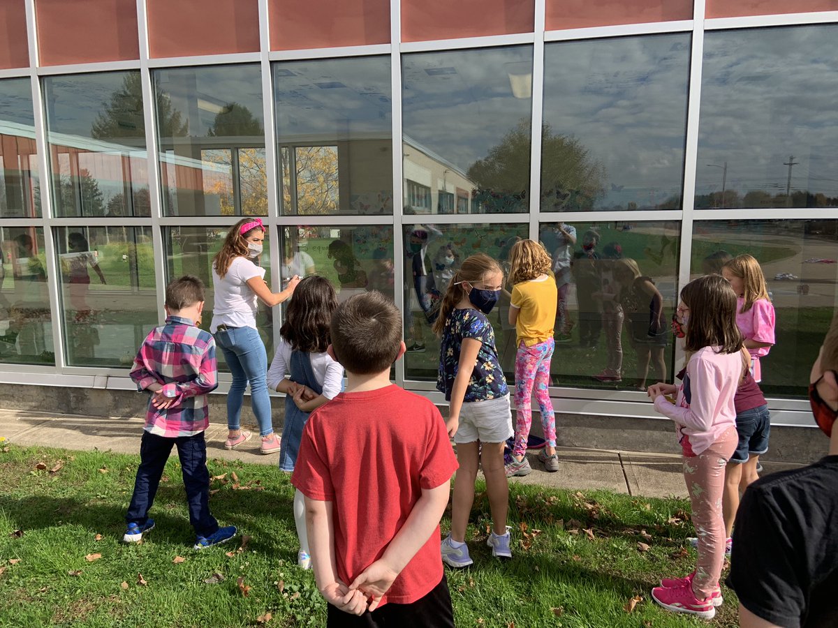 MVail23's tweet photo. Taking advantage of this beautiful  weather by teaching division word problems outside.  @MrsKowalski3 @aewing35 https://t.co/omw16hycVg
