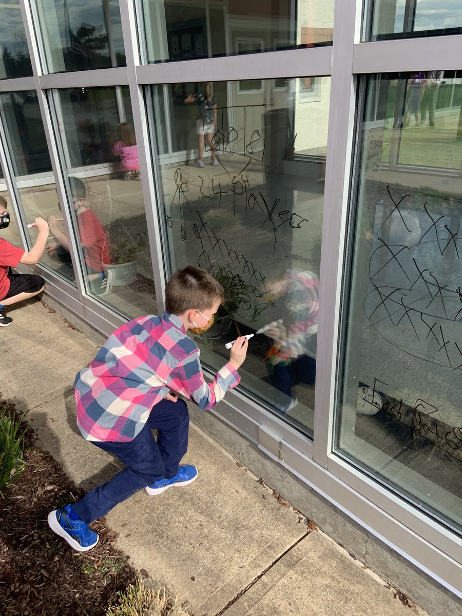 MVail23's tweet photo. Taking advantage of this beautiful  weather by teaching division word problems outside.  @MrsKowalski3 @aewing35 https://t.co/omw16hycVg