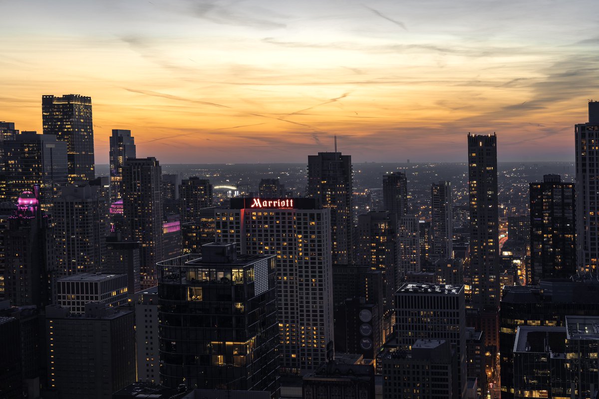 ty_optix's tweet photo. A warm, fall night in downtown Chicago https://t.co/sn0RhK359L