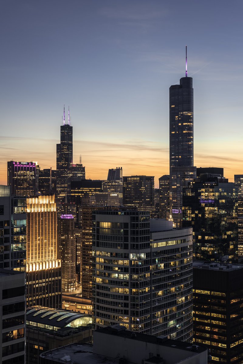 ty_optix's tweet photo. A warm, fall night in downtown Chicago https://t.co/sn0RhK359L