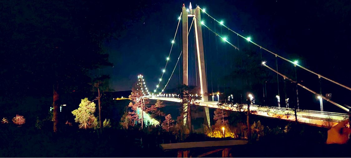 LarsLindberg10's tweet image. Mot nästa match i Skellefteå imorgon och vilken vy vid höga kustenbron på vägen hem med @LSAtweet