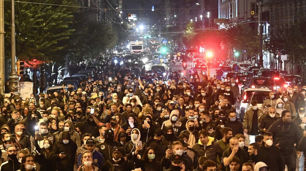MediasetTgcom24's tweet photo. Covid, a Napoli in centinaia protestano contro le restrizioni   #napoli https://t.co/PFnoTrnERE https://t.co/kv7VoOXVRs