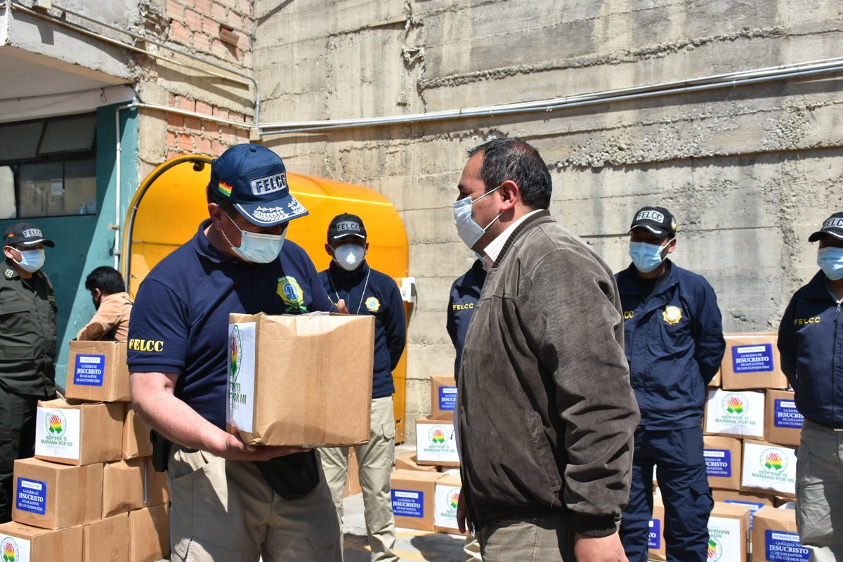 ViceminSegCiu's tweet photo. Viceministro de Seguridad Ciudadana @WilSantacho en coordinación con la campaña solidaria "Hoy por ti, mañana por mi" visita y hace entrega de productos alimenticios, artículos de limpieza y bioseguridad a efectivos policiales de la #FELCC en la ciudad de #LaPaz. https://t.co/WhWtIMHJji
