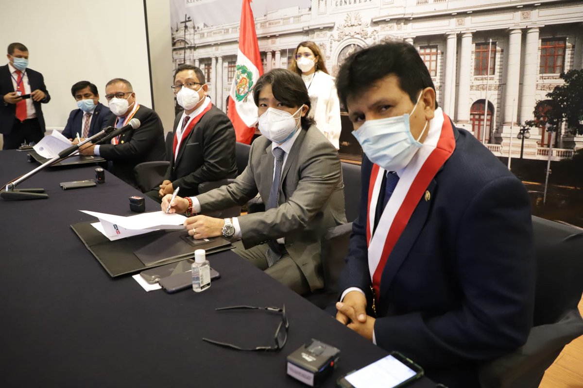 EdwardEZarate's tweet photo. Hoy en el @congresoperu se suscribió el Convenio de Cooperación Institucional entre la @UNP_Piura y @Perupetrosa el cual 18mil estudiantes se beneficiaran con la adjudicación de un #LotePetrolero con fines científicos.
Hacemos historia en beneficio de Piura y el Perú.
@BankadaFP https://t.co/9P5gx2Ikbi