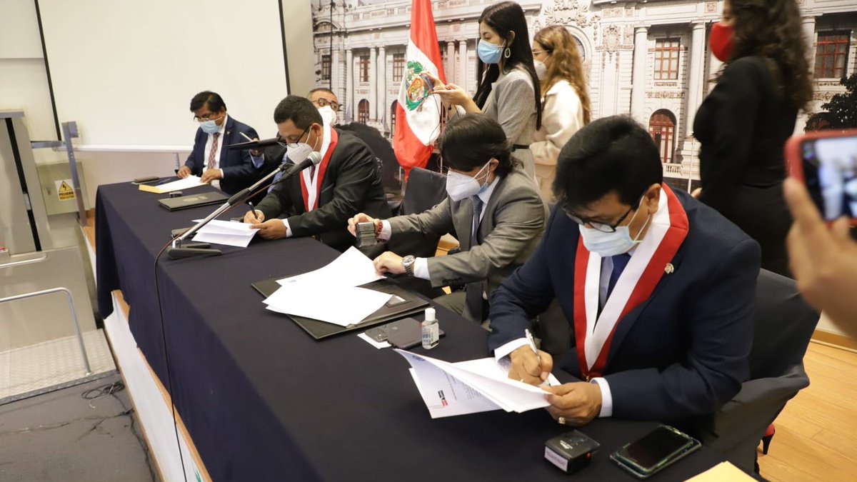 EdwardEZarate's tweet photo. Hoy en el @congresoperu se suscribió el Convenio de Cooperación Institucional entre la @UNP_Piura y @Perupetrosa el cual 18mil estudiantes se beneficiaran con la adjudicación de un #LotePetrolero con fines científicos.
Hacemos historia en beneficio de Piura y el Perú.
@BankadaFP https://t.co/9P5gx2Ikbi