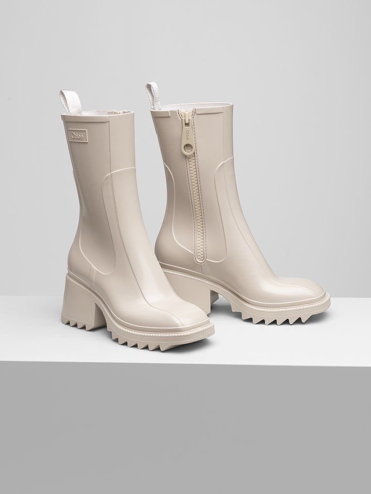  wear it or trash it: chloe rainboots