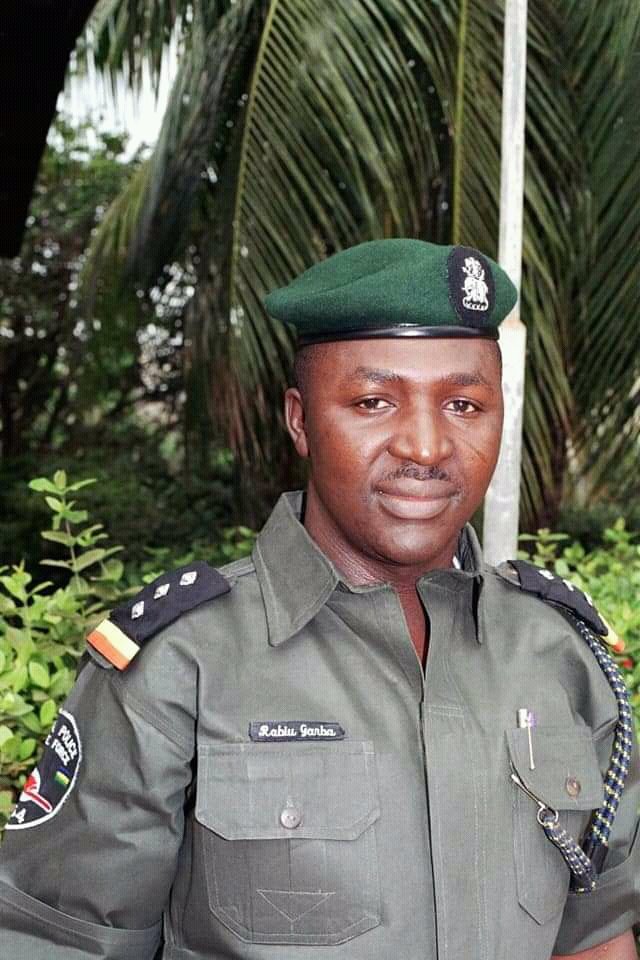 Ekwulu's tweet photo. A good Cop:
CSP Rabiu Garba, DPO, Fegge Police station Onitsha.
Yesterday some youths in Onitsha mobilized to burn down some Police stations based on allegations of extortions and highhandness.When they trooped to Fegge Police station all the policemen has fled remaining just the https://t.co/1wbbsTHasM