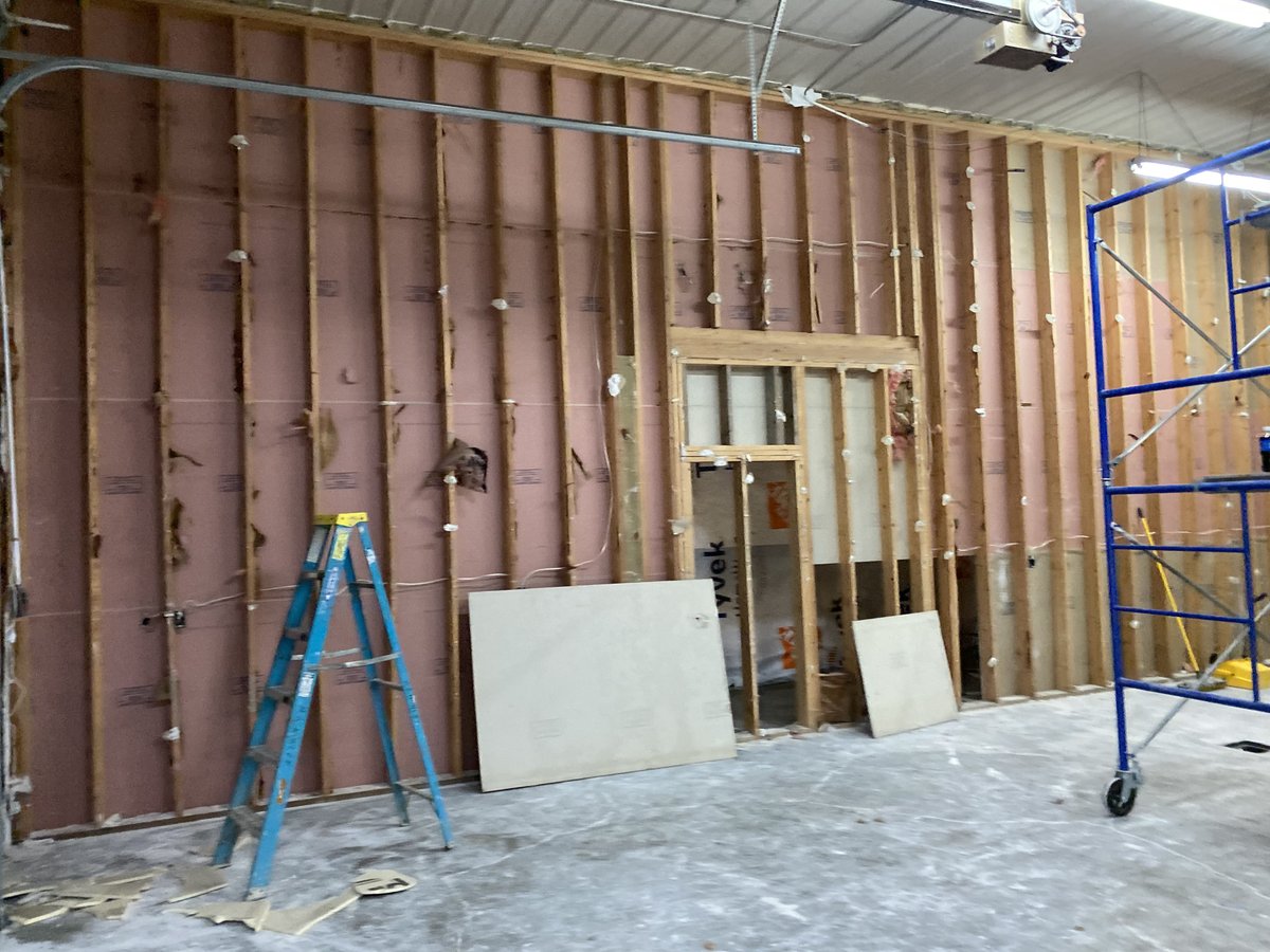 QuantumPTinc's tweet photo. Getting Closer on our build out of the first phase of our 10,000sq ft assembly site in Flint MI. #scaleup #flintstones #flintassembly #cancelcovid #vaccinationinspectionstation #pharma #inspection https://t.co/HfvmQvJ7c7