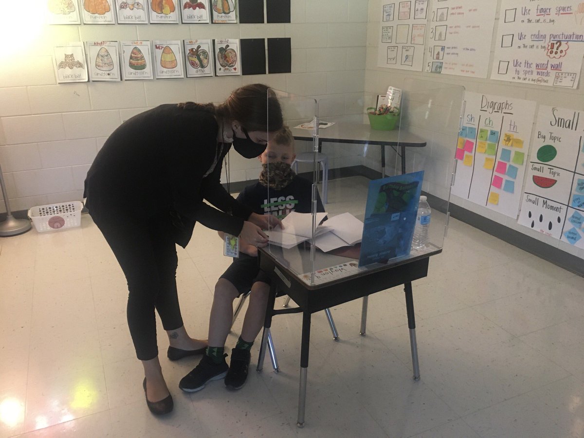Mrs_KThompson's tweet photo. My #wintern is all grown up with her own @OldPointeElem classroom! So proud to be able to be her mentor {again} for her induction year! #firstgrade #firstyear #OPESstrong #OneTeamOneMissionOneRockHill #writingworkshop https://t.co/IDU3C4onw7