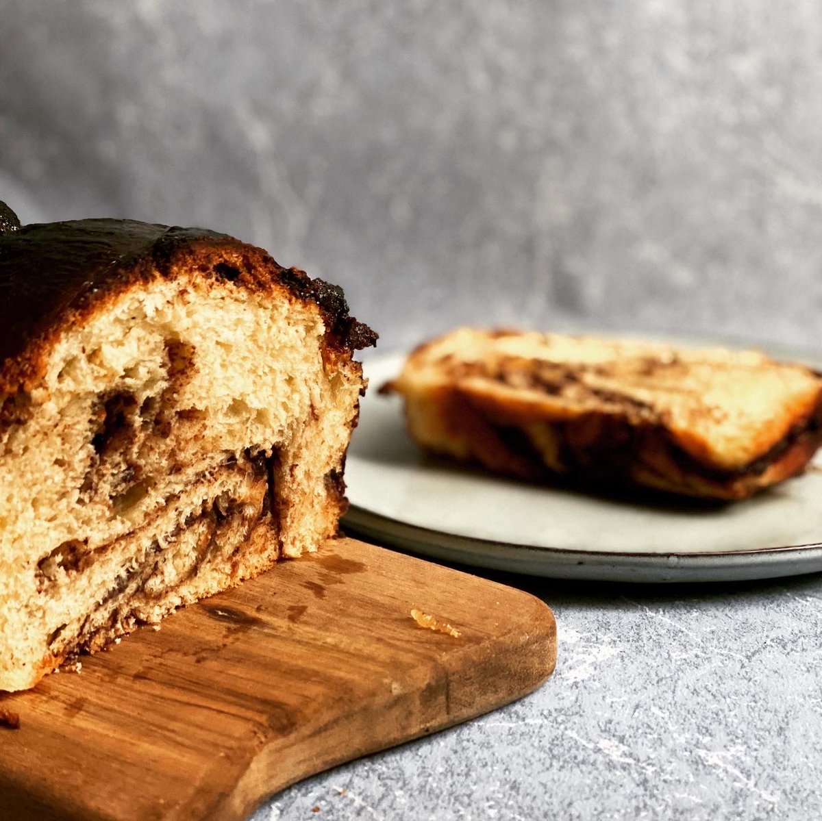 Babka (que significa abuela en polaco) es un pan o pastel dulce trenzado popular en Israel.  Muy rico! con relleno de chocolate. Pan de masa madre.
#iquique #masamadre #babka #pan #chocolate #iquique #comidadelmundo #iquiquechile🇨🇱 #gastronomia #chile #homebaker #bestfoodworld