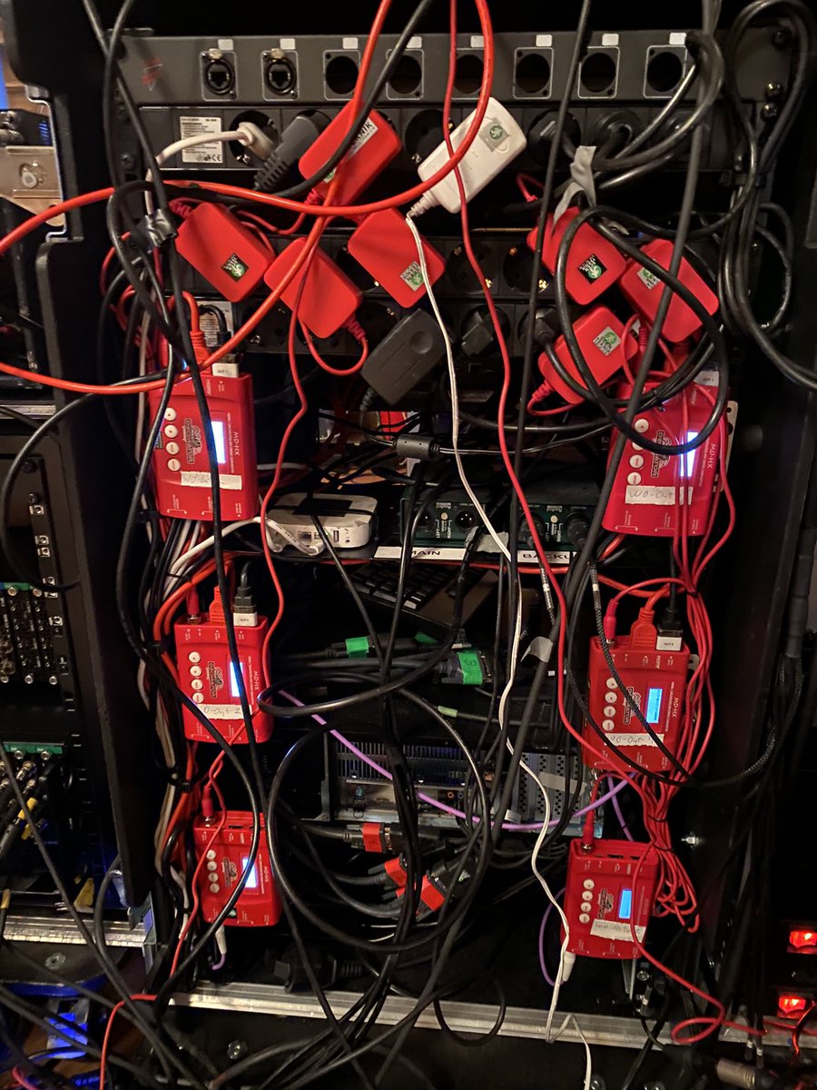 Cs3Sthlm's tweet photo. All the cyberz! All the tubez! All the red boxorz! https://t.co/ZaGVUBWlbF
