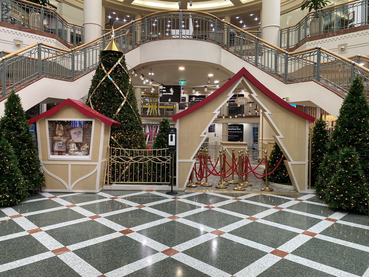 badkoala's tweet photo. IDK maybe it’s wishful thinking, October is too early for #xmasdecorations https://t.co/UHFpdry8Kl