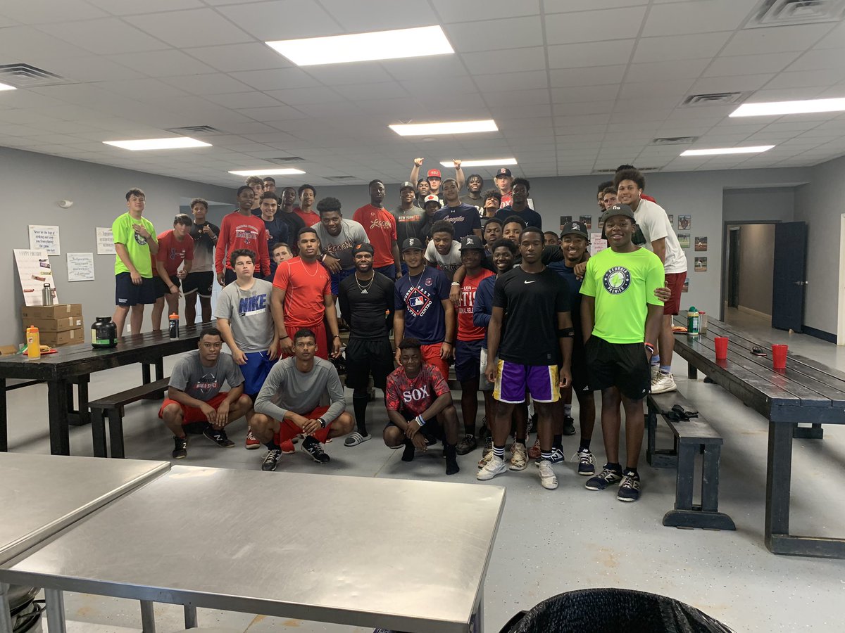 premier_sox's tweet photo. It was great to have Big Leaguer @cedmull30 spend some time with the guys the last couple days talking to them and giving back. Also appreciate him catering in dinner last night #classguy @jensen_juicy @MattPowers31 @_JeremyBooth @masnOrioles @Orioles @MLB @FlaSmitty @WillHoo99 https://t.co/NZCyQPBvGW