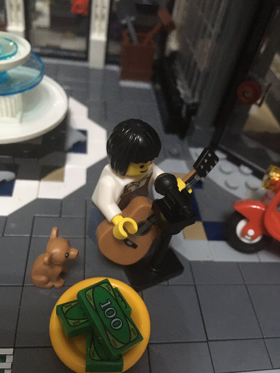 McClarah's tweet photo. Spending #FridayNight playing with #LEGO with my girl ❤️ she got #AssemblySquare for her birthday last weekend and has spent any spare minute after school building it all week 😍 She loves it SO much and has just made this microphone stand so she can have a #busker https://t.co/TcVrGOkOO5