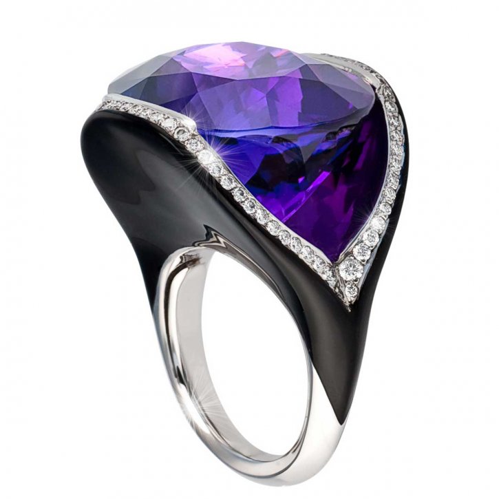From Deitrich, I believe that's a tanzanite. I want it.