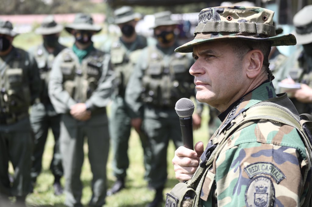 CEOFANBVE's tweet photo. 🇻🇪 AJ @CeballosIchaso sostiene reunión con Cmdtes de REDI y ZODI, para fortalecer la aplicación de planes para el combate contra las amenazas al Orden Interno, la Defensa Militar, la Paz y Seguridad de la Nación. Se revisaron los protocolos para asegurar el proceso electoral. https://t.co/wGdCI9p1oc