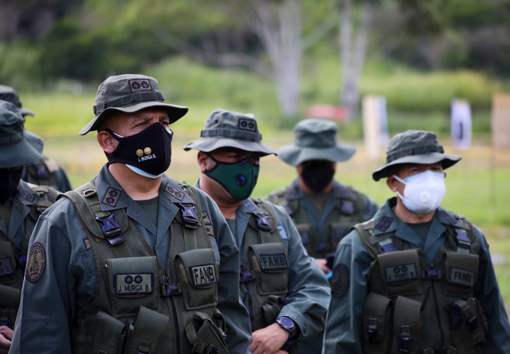 CEOFANBVE's tweet photo. 🇻🇪 AJ @CeballosIchaso sostiene reunión con Cmdtes de REDI y ZODI, para fortalecer la aplicación de planes para el combate contra las amenazas al Orden Interno, la Defensa Militar, la Paz y Seguridad de la Nación. Se revisaron los protocolos para asegurar el proceso electoral. https://t.co/wGdCI9p1oc