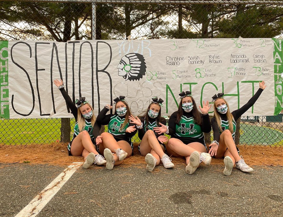hhschiefscheer's tweet photo. A 39-22 win for Senior Night! To our 5 amazing seniors, we love you💚🖤🤍 #chiefnation #traditions #family https://t.co/4OPsWTVV1Z